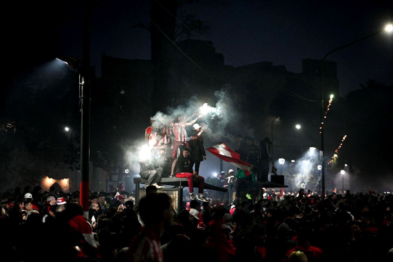 Veja festa da torcida do Estudiantes antes de decisão contra o Flamengo