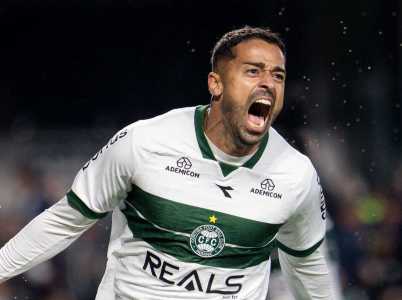 Dellatorre fez o primeiro gol do Coritiba na vitória sobre o Atlético-GO