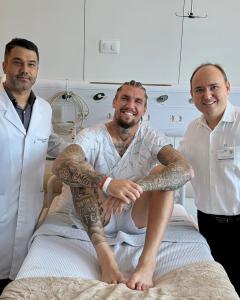 Lyanco, zagueiro do Atlético, após cirurgia no Hospital MaterDei