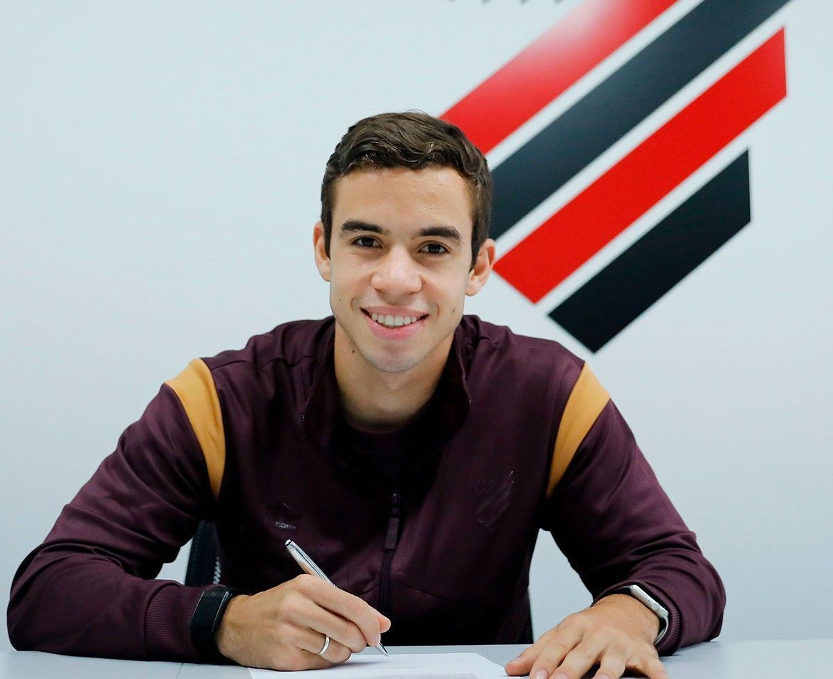 Athletico-PR fixa multa de quase R$ 400 milhões em novo contrato de joia da base