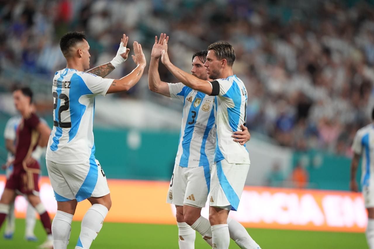 Sem Messi, Argentina domina e vence Venezuela em amistoso para a Copa do Mundo