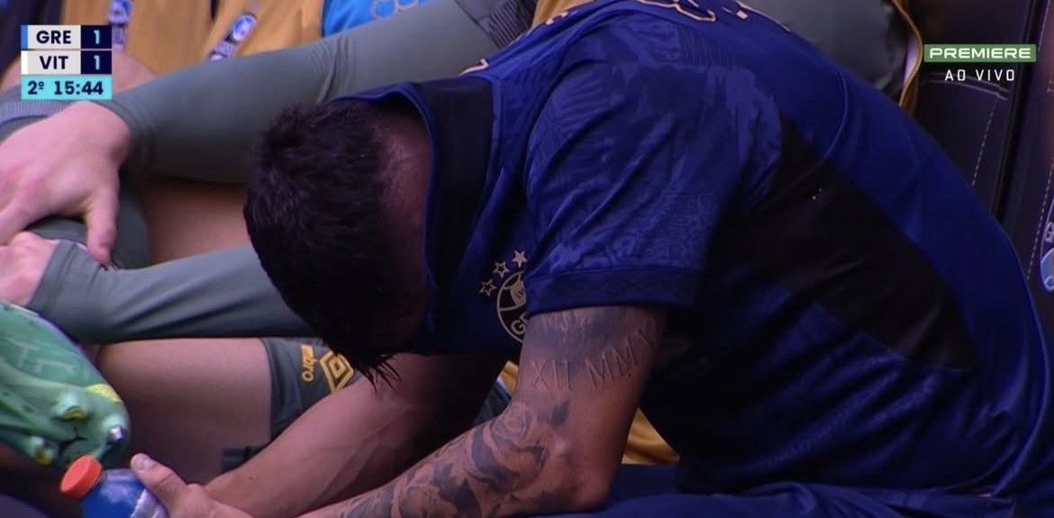Ex-Atlético é vaiado pela torcida do Grêmio e deixa campo desolado contra Vitória