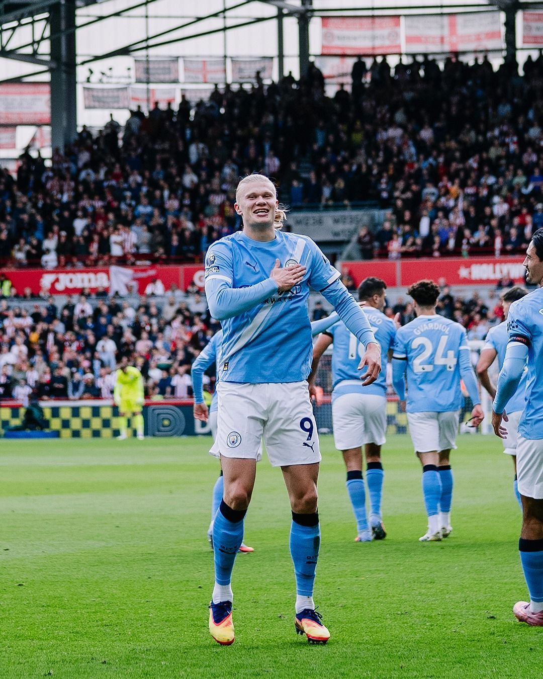 Haaland marca, Manchester City bate Brentford e 'cola' nos líderes da Premier League