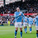 Haaland marca, Manchester City bate Brentford e 'cola' nos líderes da Premier League