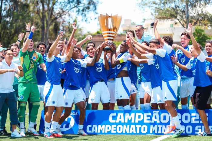 Time do Cruzeiro erguendo a taça do Campeonato Mineiro Sub-20