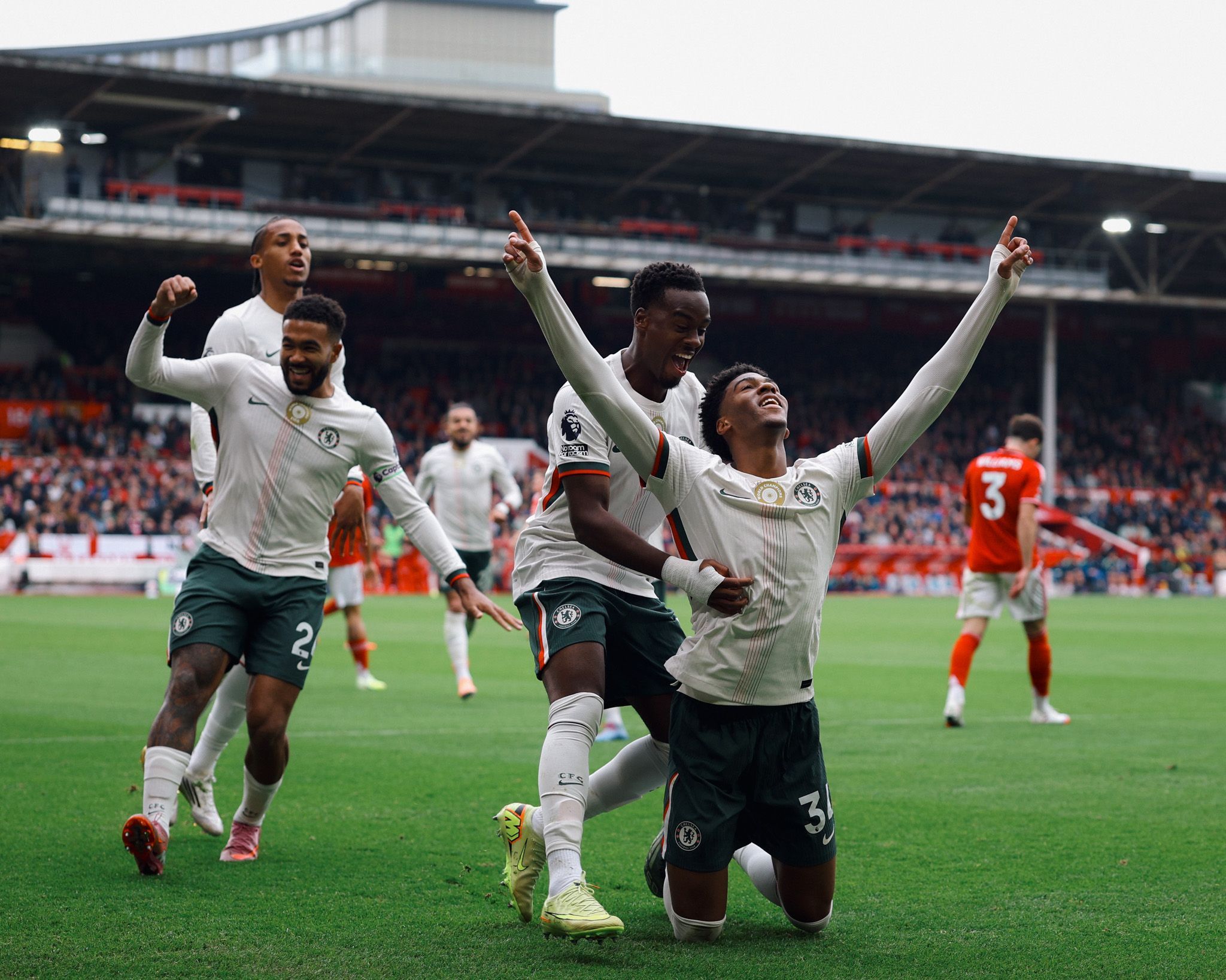 Chelsea goleia Nottingham Forest fora de casa e entra no G4 da Premier League