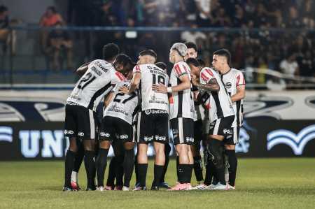 Time do Athletic durante duelo com Remo