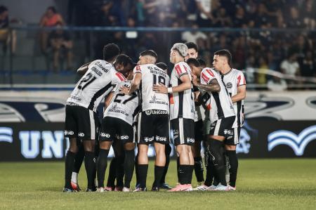 Time do Athletic durante duelo com Remo
