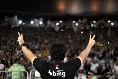Fernando Diniz comemora vitória do Vasco sobre o Fluminense