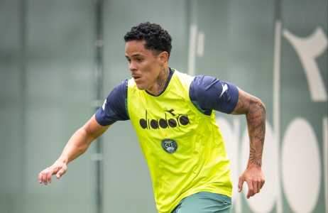 Wallisson retoma titularidade no Coritiba após cumprir suspensão