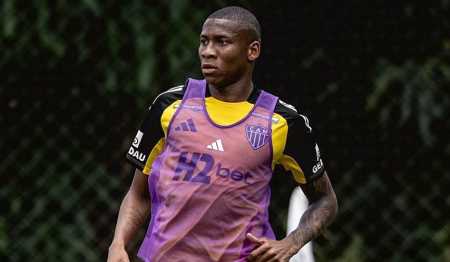 Patrick em treino do Atlético na Cidade do Galo