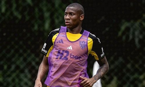 Patrick durante treino do Atlético na Cidade do Galo