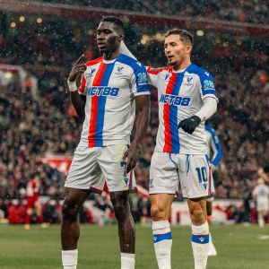Jogadores do Crystal Palace comemoram gol em Anfield