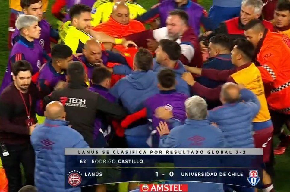 Jogadores de Lanús e La U protagonizam confusão generalizada após semi da Sul-Americana