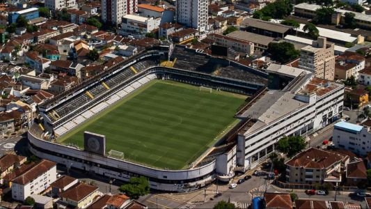 Vila Belmiro, no litoral paulista, recebe a partida entre Santos e Fortaleza
