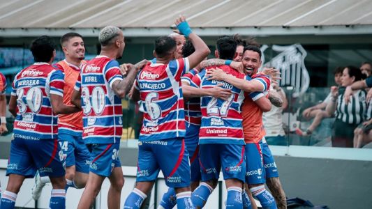 Jogadores do Fortaleza comemoram gol sobre o Santos, na Vila Belmiro