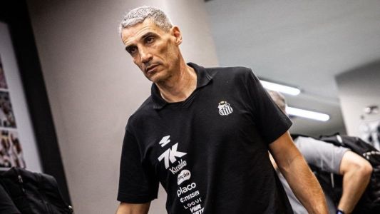 Juan Pablo Vojvoda, técnico do Santos, em chegada à Vila Belmiro