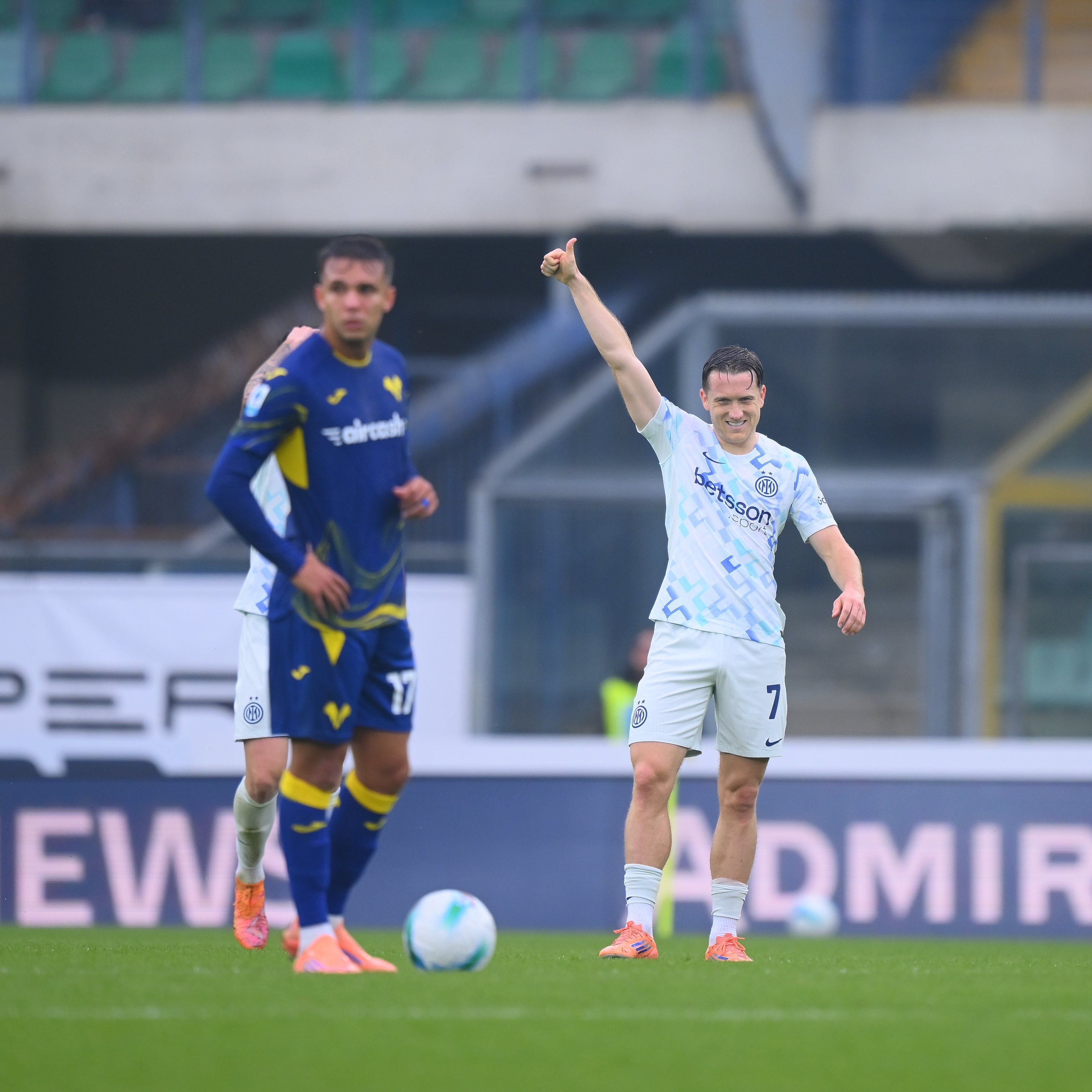Inter de Milão vence Verona com gol no fim e encosta na liderança do Italiano