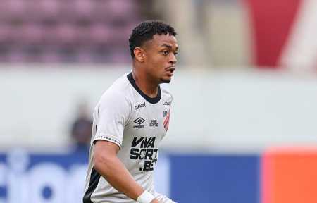 Léo Derik machucou o joelho na vitória do Athletico sobre a Ferroviária