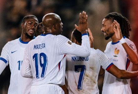 Seleção da França comemorando gol sobre o Azerbaijão
