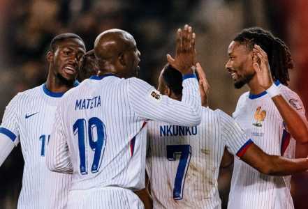 Seleção da França comemorando gol sobre o Azerbaijão