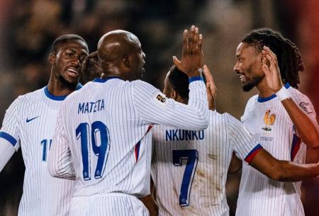 Seleção da França comemorando gol sobre o Azerbaijão
