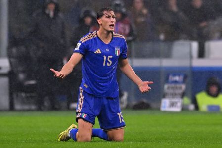Pio Esposito em jogo da Seleção Italiana