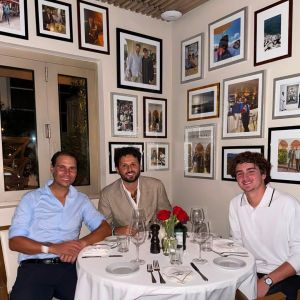 Rafael Nadal, Andrea Reitano e João Fonseca, em um restaurante em Miami