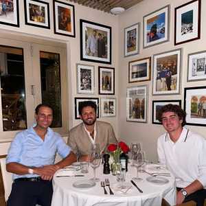 Rafael Nadal, Andrea Reitano e João Fonseca, em um restaurante em Miami