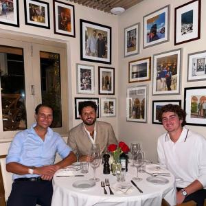 Rafael Nadal, Andrea Reitano e João Fonseca, em um restaurante em Miami