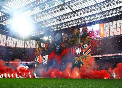 Torcida do Athletico-PR lotou Arena da Baixada para jogo decisivo pela Série B