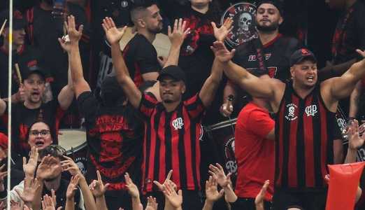 Leozinho no meio da galera rubro-negra na Arena da Baixada, em Curitiba