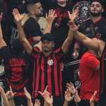 Suspenso, atacante do Athletico-PR acompanha decisão pela Série B com torcida organizada