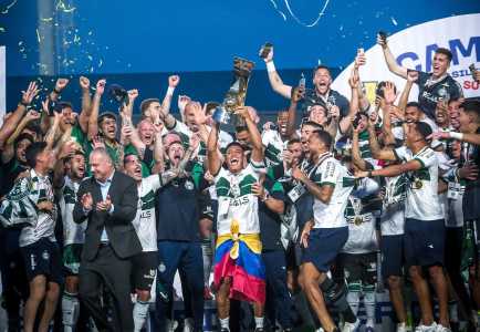Coritiba levantou a taça do tricampeonato da Série B