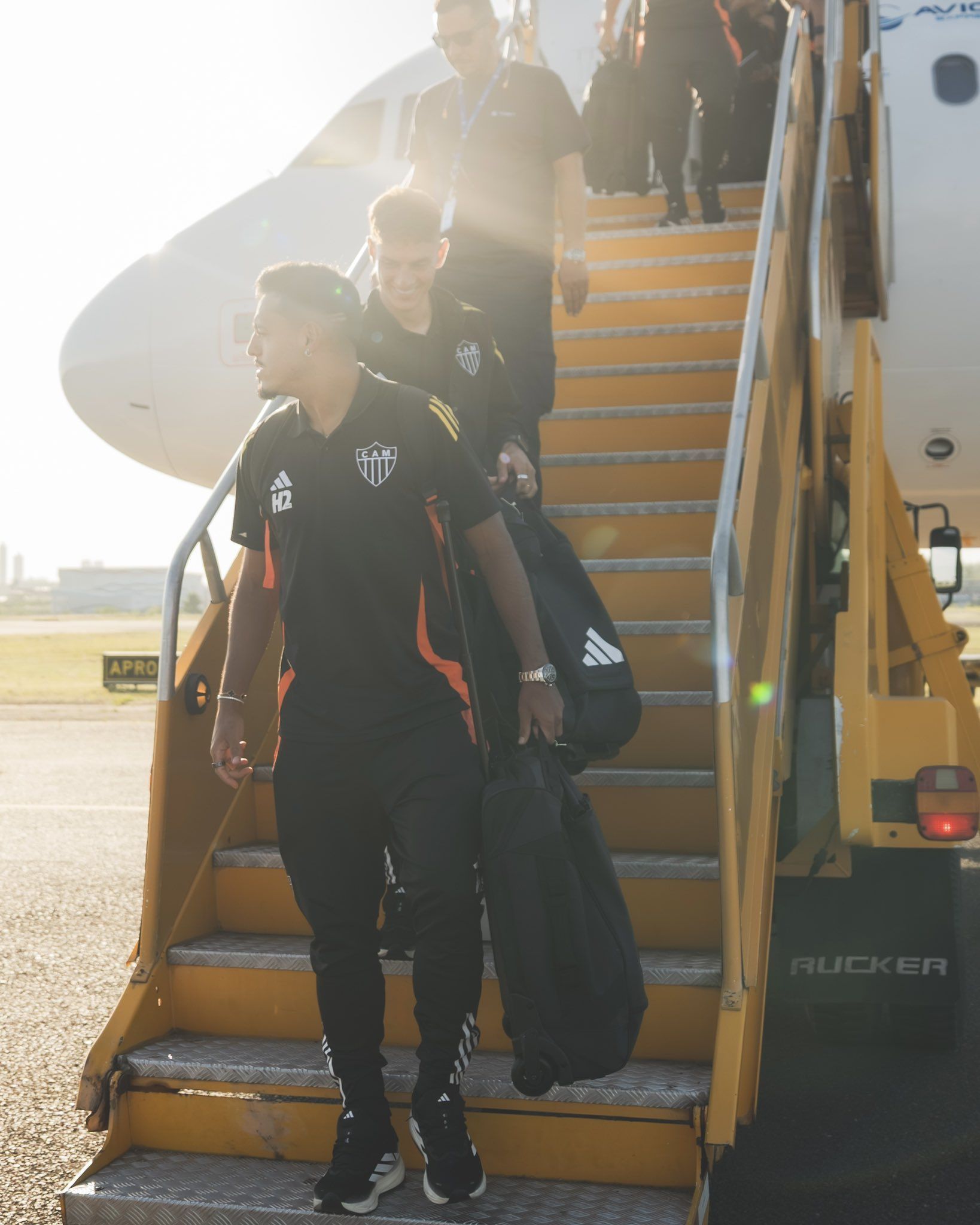 Atlético desembarca em Assunção para decisão da Sul-Americana; veja fotos
