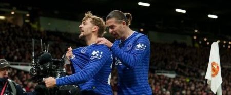 Jogadores do Everton comemoram gol em Old Trafford