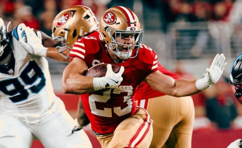 Christian McCaffrey foi o grande nome do jogo dessa segunda-feira (24)
