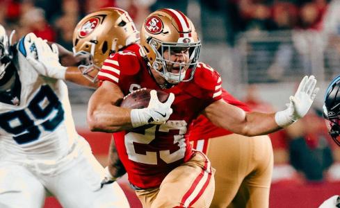 Christian McCaffrey foi o grande nome do jogo dessa segunda-feira (24)