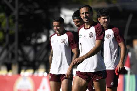 Time do Lanús durante treino em Assunção para final contra o Atlético