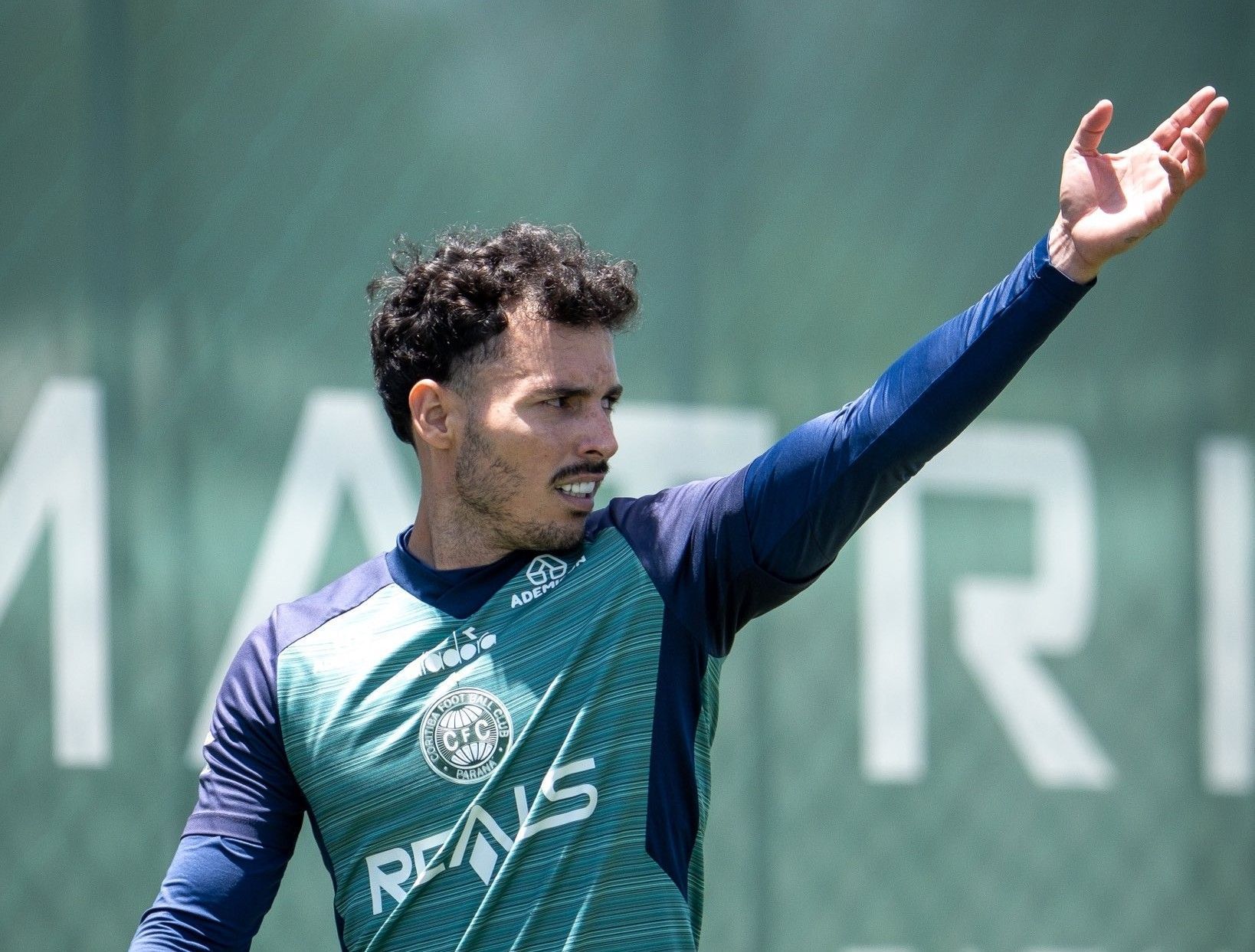 Coritiba prepara saída de jogadores e mira contratações para 2026