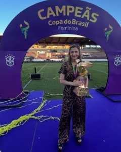 Leila, presidente do Palmeiras, com a taça a Copa do Brasil Feminina