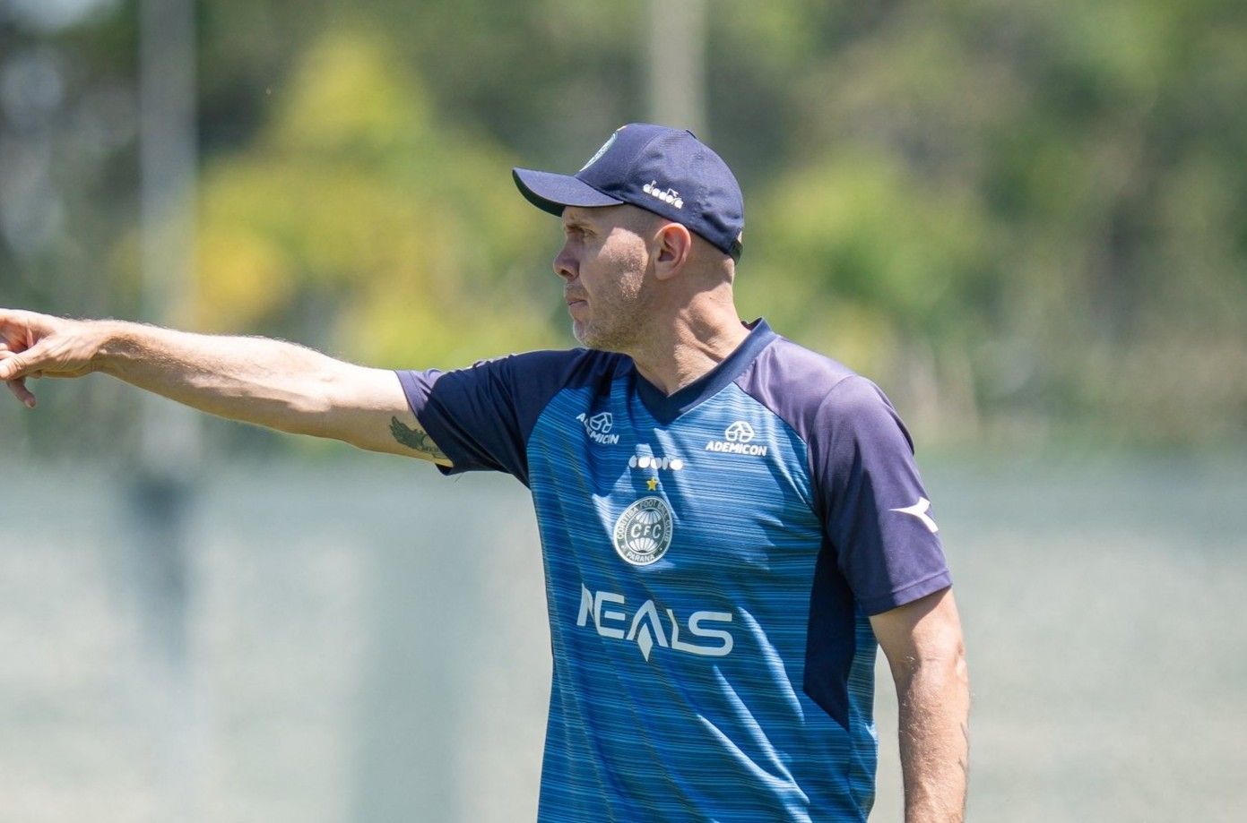 As opções de Mozart Santos no Coritiba para duelo com o Amazonas pela Série B