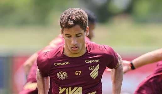João Cruz deve ser novidade no time titular do Athletico contra o América