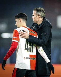 Robin e Shaqueel Van Persie, juntos, nesta quinta-feira (27)