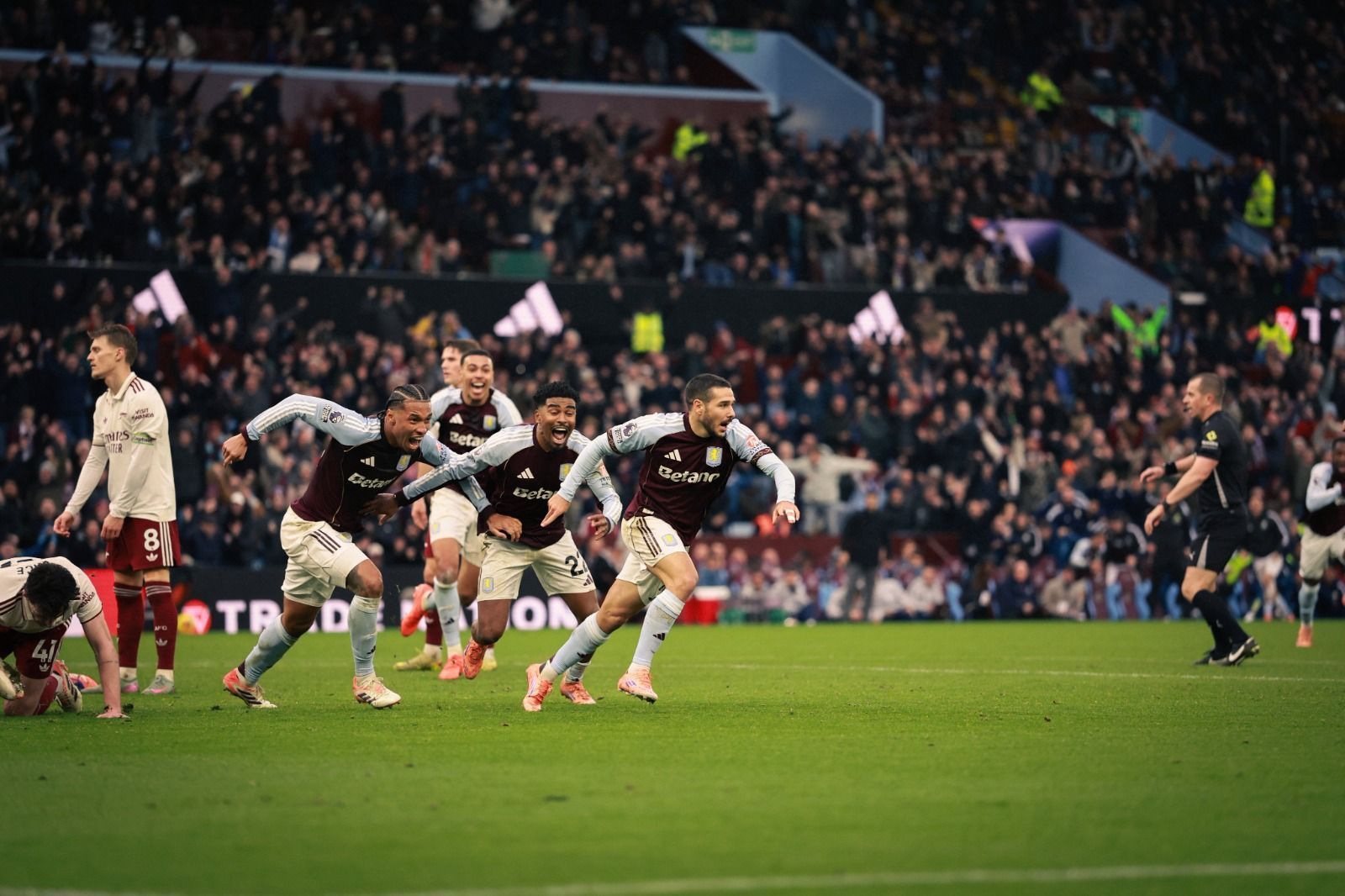Aston Villa marca no último lance e vence líder Arsenal pela Premier League