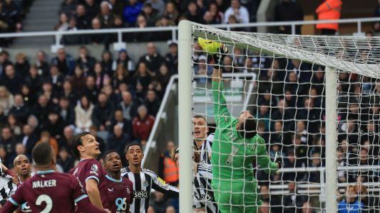 Newcastle vence Burnley com gol olímpico de brasileiro
