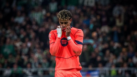 Lamine Yamal, do Barcelona, comemora gol sobre o Real Betis