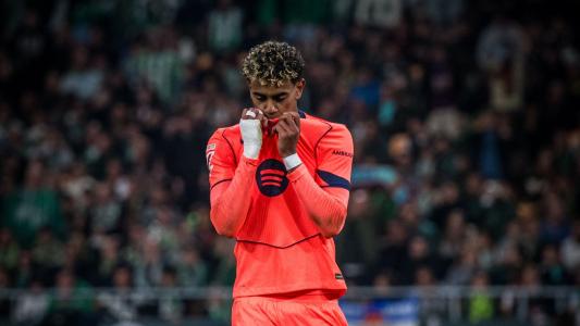 Lamine Yamal, do Barcelona, comemora gol sobre o Real Betis
