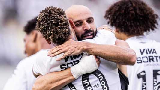 Neymar e Thaciano comemoram gol do Santos sobre o Cruzeiro