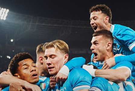 Jogadores do Napoli comemoram gol contra Juventus